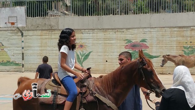 كفرقاسم - فيديو  : تعليم هواية ركوب الخيل في مدرسة جنة ابن رشد في اليوم الرابع لصيف الصادقة 